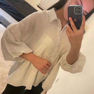 Oversize elegant shirt with puffy sleeves, elongate at the back.